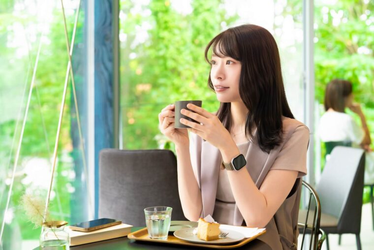 ミスを繰り返す自分を受け入れ、少しずつ気持ちを立て直しながら前を向こうとしている女性が、カフェで穏やかに過ごしている様子。。