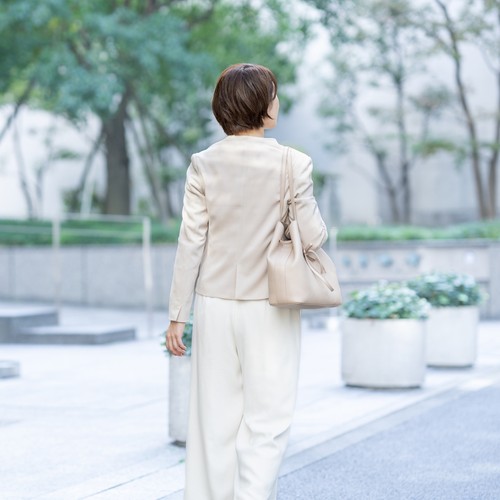 職場へ歩き出す女性の後ろ姿