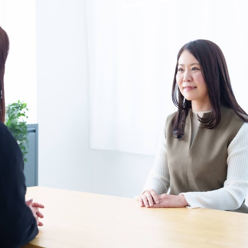 相談者の話を聞く富樫純子